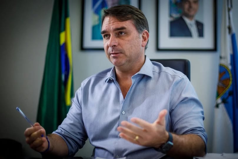 Flávio Bolsonaro indicará vice hoje (5), último dia das convenções
