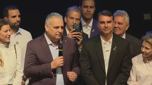 Flávio Bolsonaro anuncia Alfredo Gaspar como vice em chapa pura à Presidência