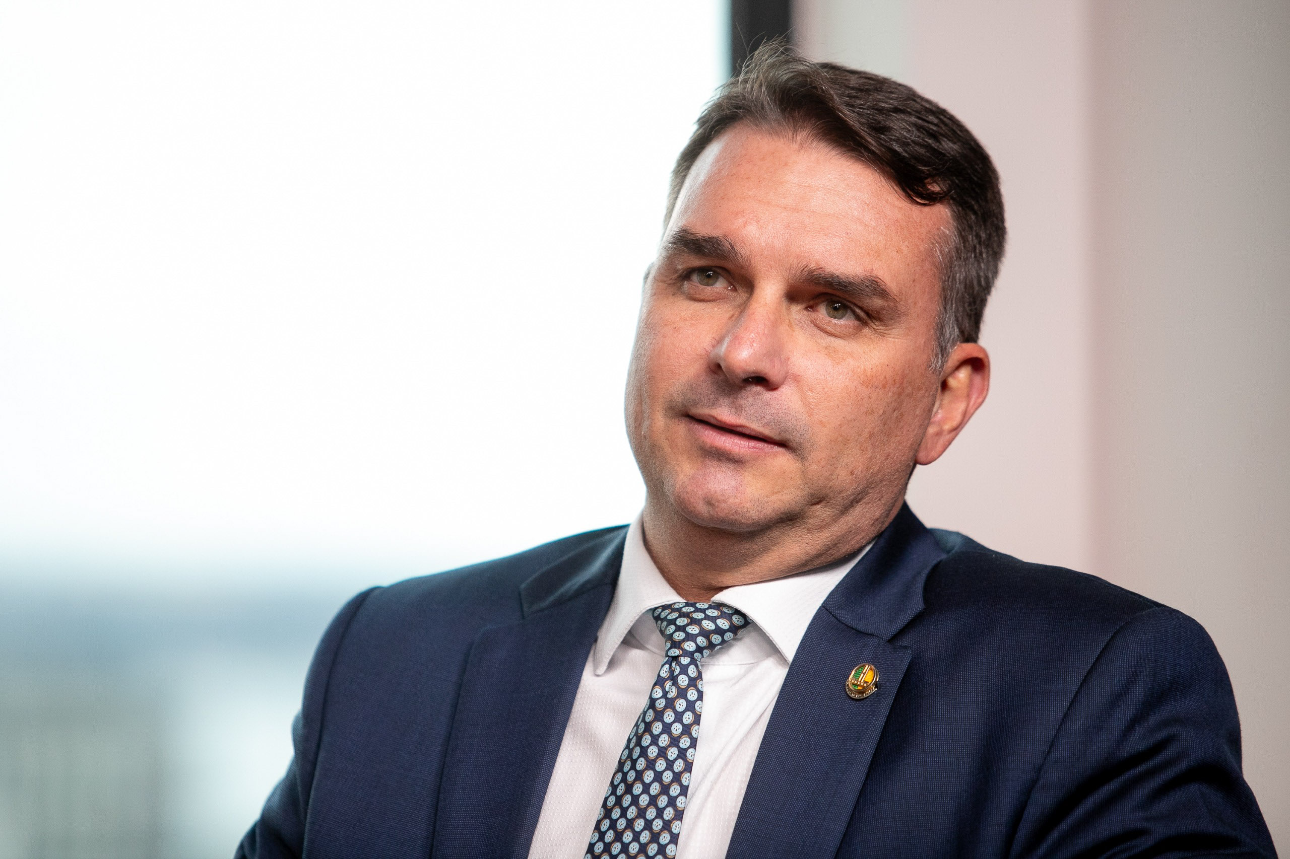 Flávio Bolsonaro celebra captura de Nicolás Maduro: “Não é invasão, é libertação”