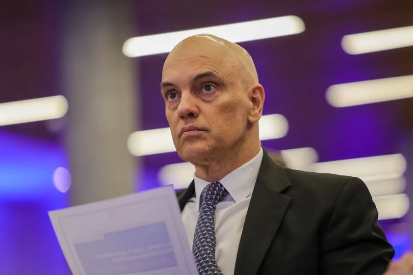 Alexandre de Moraes nega remoção imediata de Bolsonaro ao hospital após queda na prisão