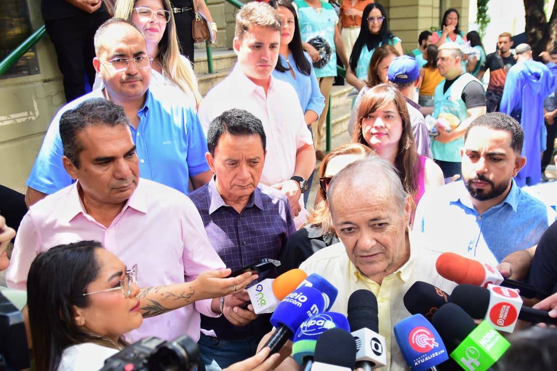 Silvio Mendes entrega carro adaptado para banho de moradores de rua e fala de voto para o Senado