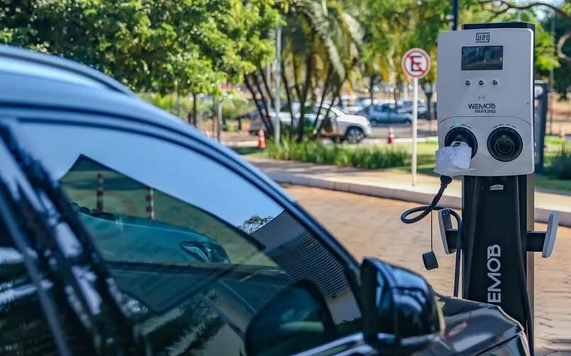 Sílvio Mendes sanciona lei para impulsionar instalação de pontos de recarga de veículos elétricos em Teresina