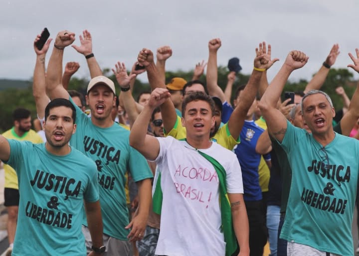 Deputado Nikolas vai de Minas a Brasília a pé em protesto contra prisão de Bolsonaro