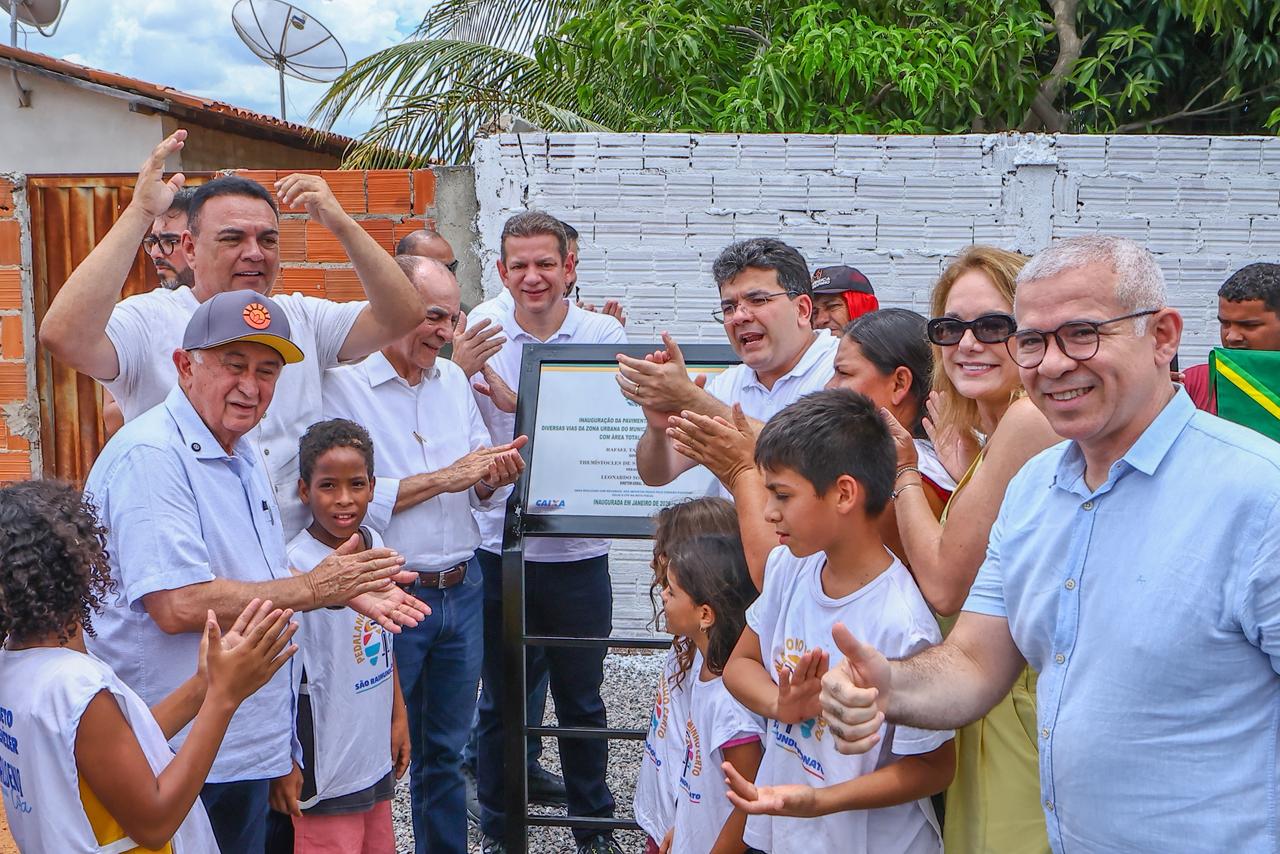 Governador inaugura pavimentação asfáltica urbana e acessos a praças em São Raimundo Nonato