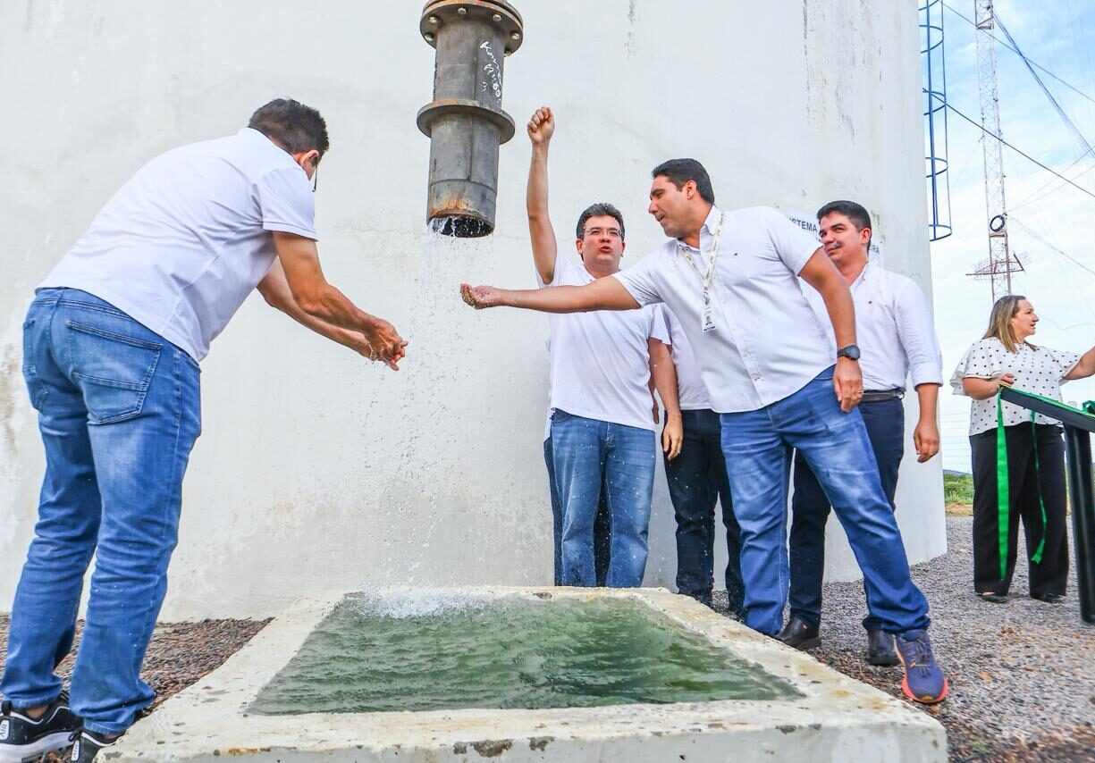 Governador inaugura adutora, garantindo água tratada para 12 mil pessoas em Dom Inocêncio