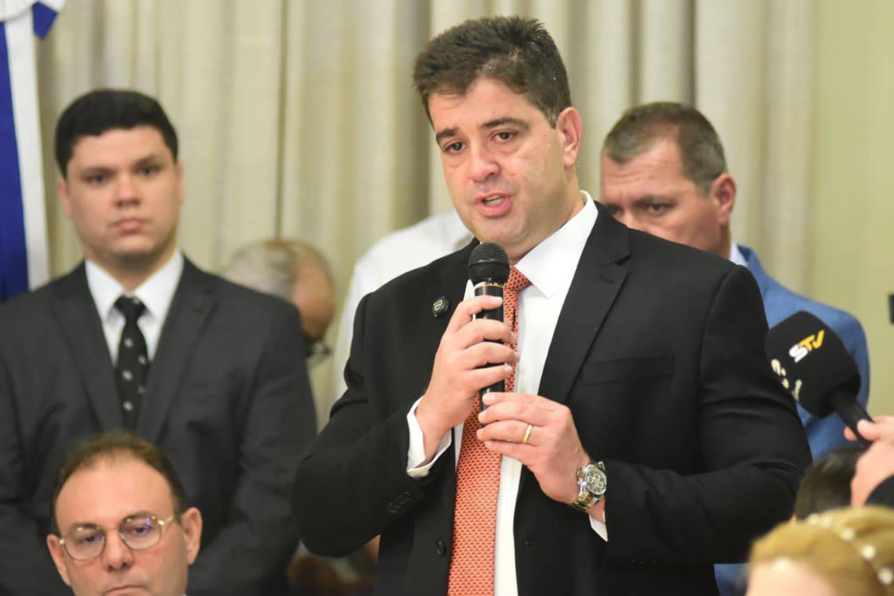 Prefeito Silvio Mendes empossa vereador Luís André como secretário de Articulação Institucional