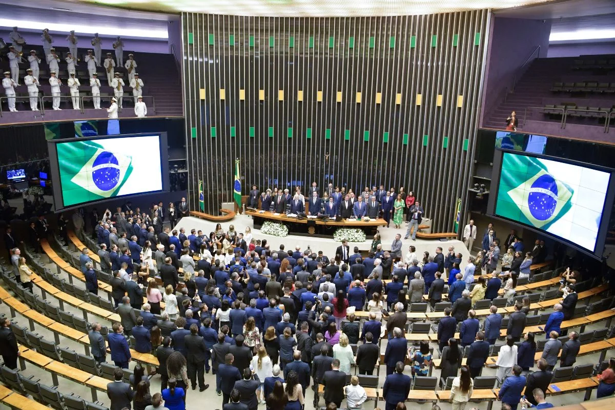 Congresso aprova aumento para servidores do Senado e da Câmara e abre brecha para pagamentos acima do teto