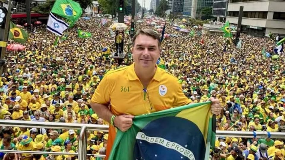 Com Flávio, direita faz ato na Paulista contra Lula e STF por caso Master