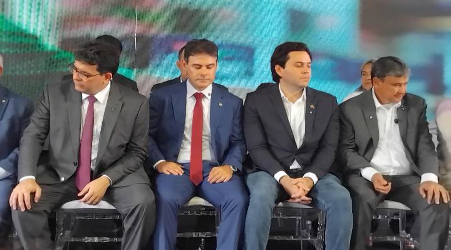 Wellington Dias e Rafael Fonteles participam de evento em Teresina e evitam se falar