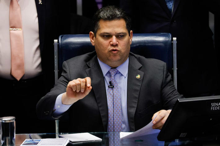 Alcolumbre impõe derrota ao governo e mantém quebra de sigilos de Lulinha