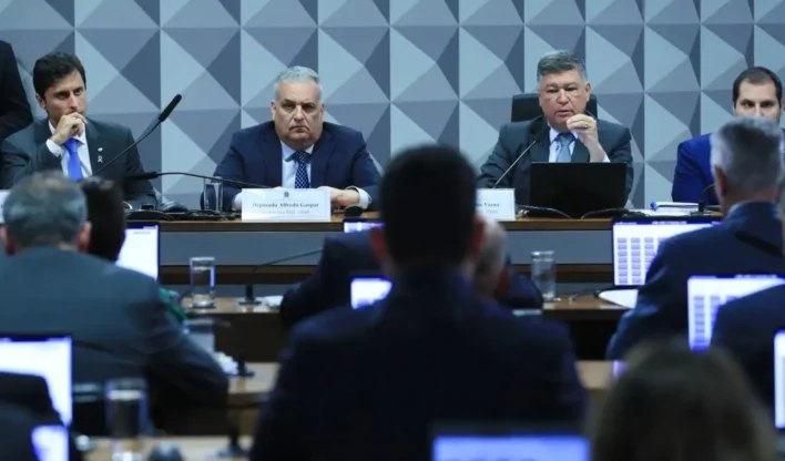 Comando da CPMI vê decisão de Dino como precedente para Lulinha