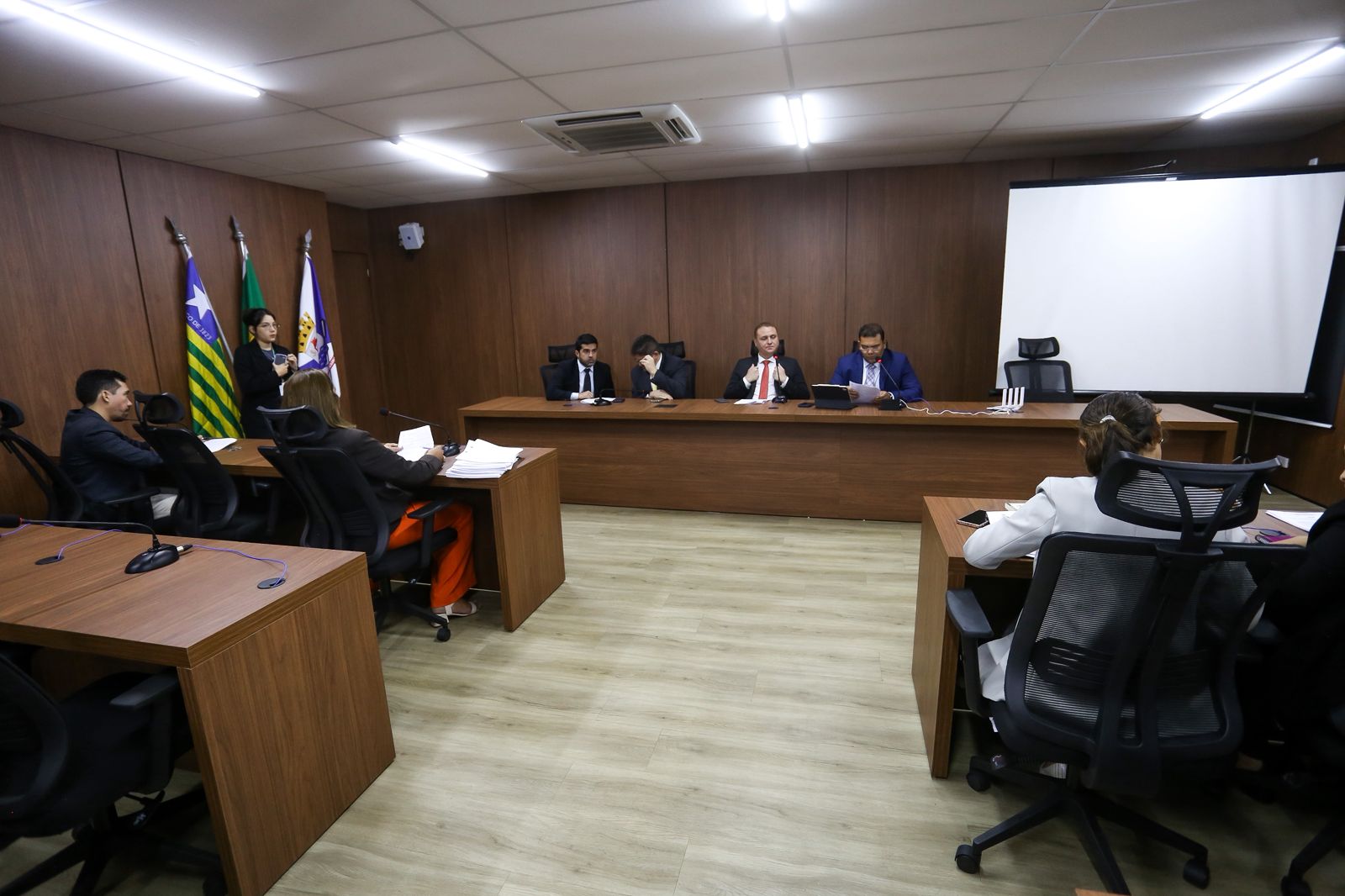 Comissão aponta inconstitucionalidade de reajuste; vereadores aprovam relatório