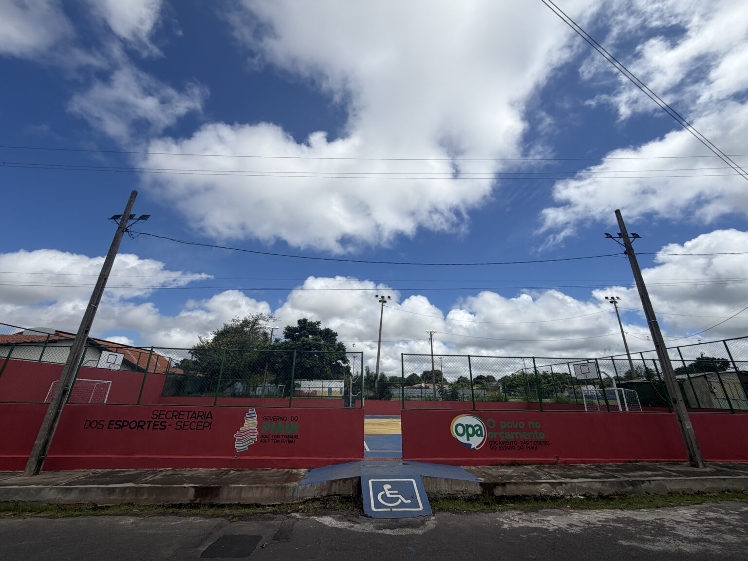 Quadra revitalizada com recursos do OPA fortalece esporte no Parque Anita Ferraz