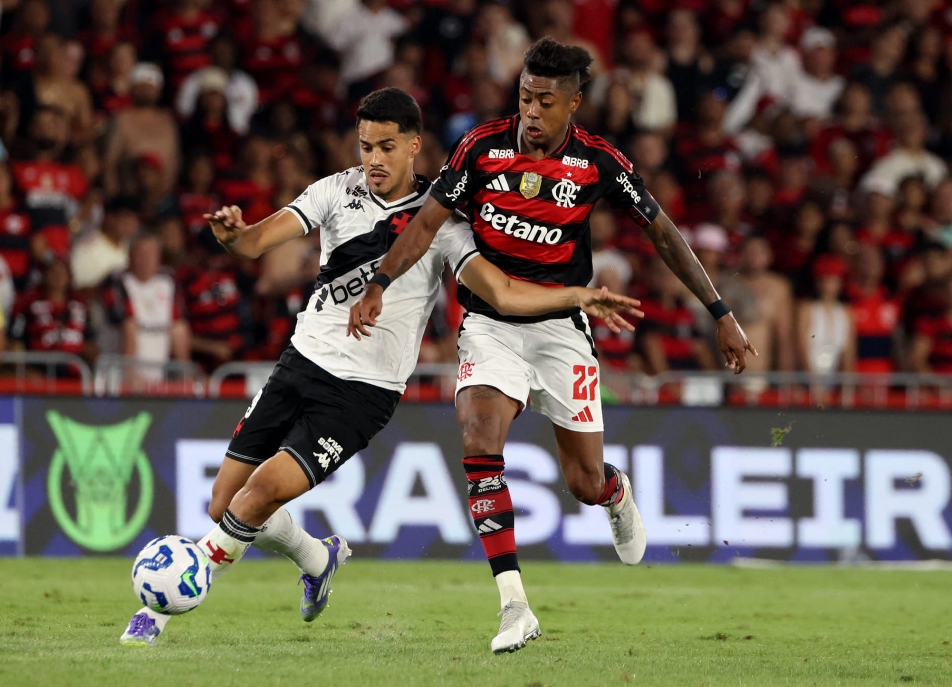 Vasco sai atrás, mas arranca empate com o Flamengo nos acréscimos pelo Brasileiro