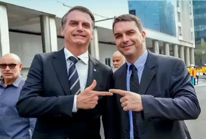 Mesmo diante de revelações, Bolsonaro sinaliza manutenção da pré-candidatura de Flávio