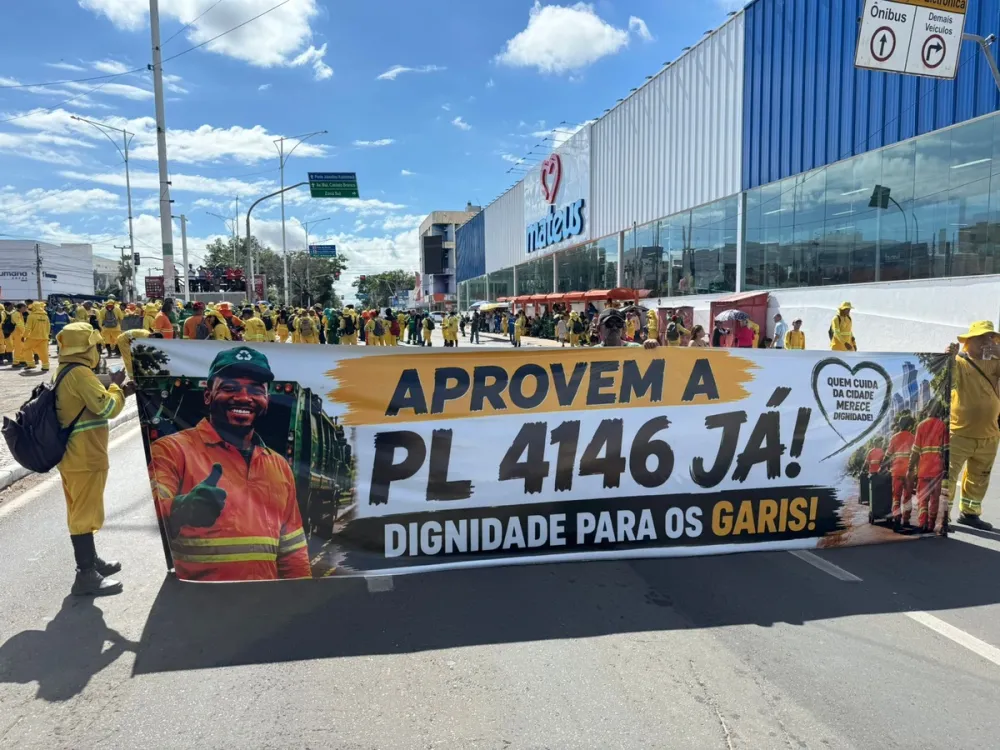 Garis fazem protesto em Teresina e pressionam prefeitura por valorização da categoria