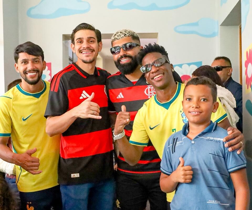 Crianças do Hospital Infantil do Piauí recebem visita surpresa de sósias de craques do futebol brasileiro
