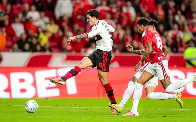 Flamengo joga mal e só empata com o Internacional, Palmeiras se isola na liderança