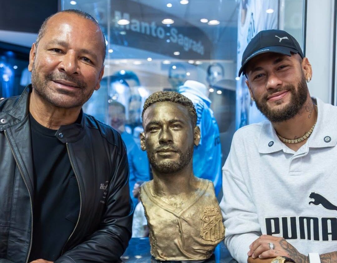 Santos inaugura busto em homenagem a Neymar na Vila Belmiro