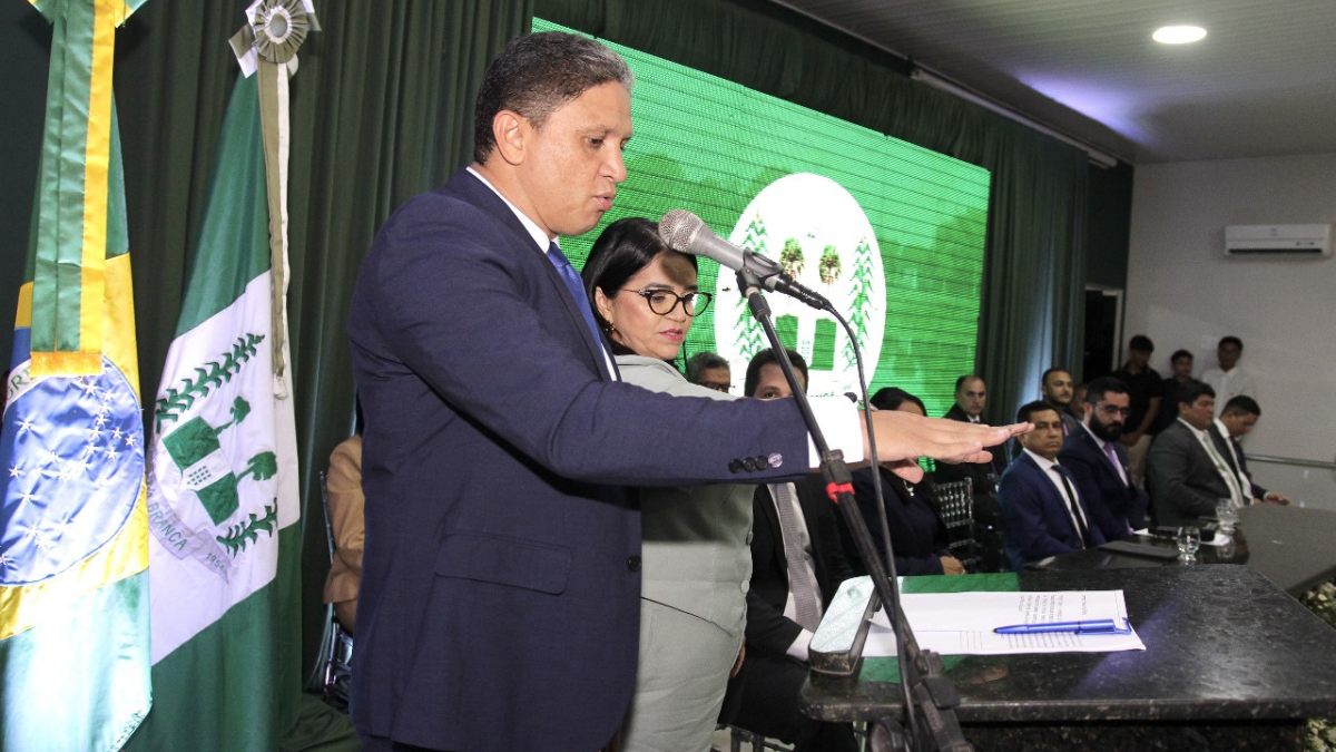 Júnior Ribeiro é empossado prefeito reeleito de Água Branca