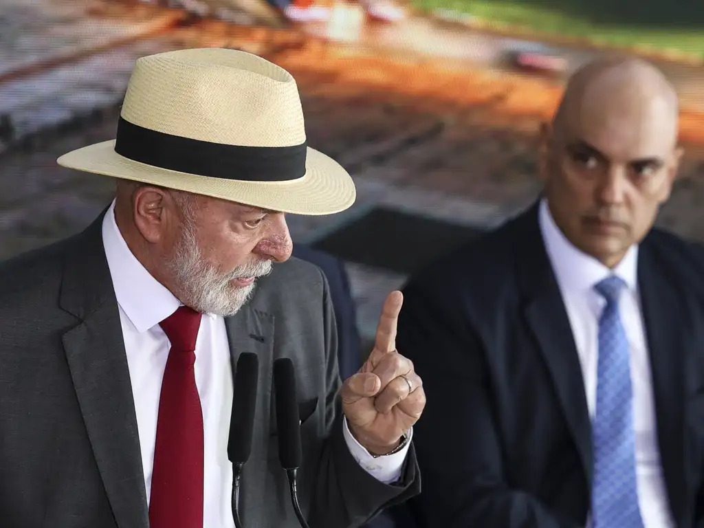 Lula afaga Forças Armadas, cita “Xandão” e minimiza ausências em discurso do 8 de janeiro