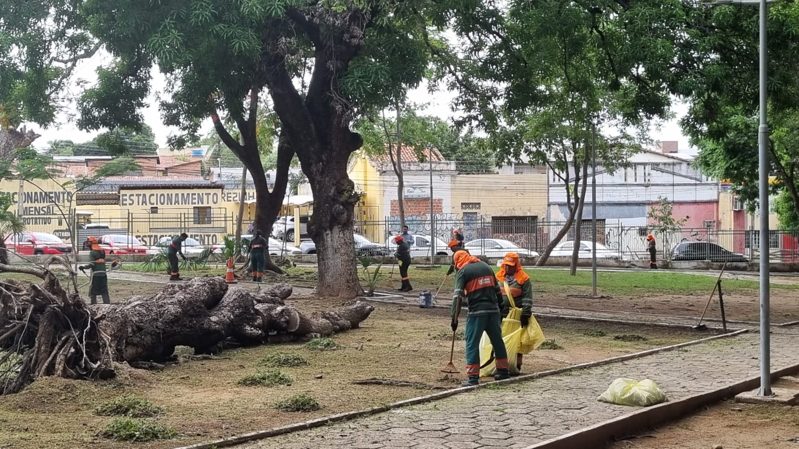 Prefeitura de Teresina intensifica limpeza na Praça Conselheiro Saraiva