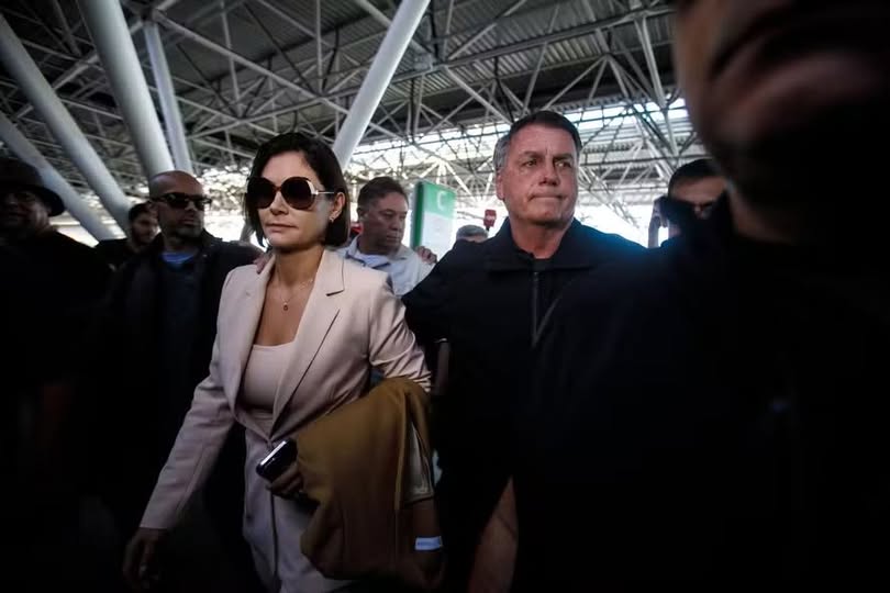 Sem Jair Bolsonaro, Michelle embarca para posse de Trump nos EUA: “Meu marido está sendo perseguido”
