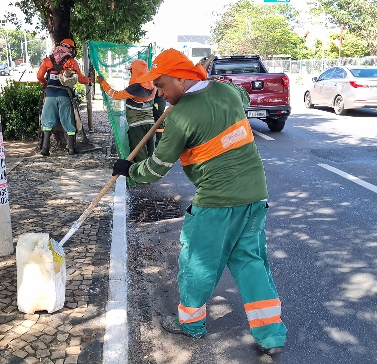 Avenida Frei Serafim recebe ação de limpeza da Prefeitura de Teresina