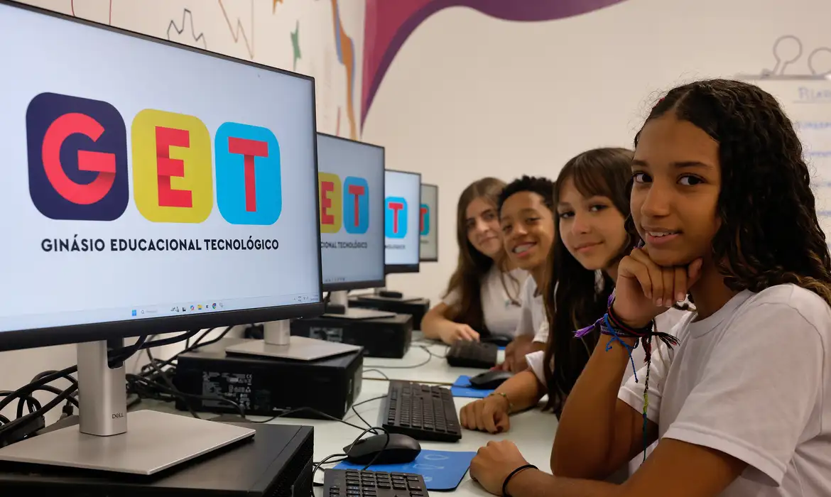 Somente 14% das Escolas Públicas no Brasil Têm Grêmio Estudantil: Desafios e Impactos