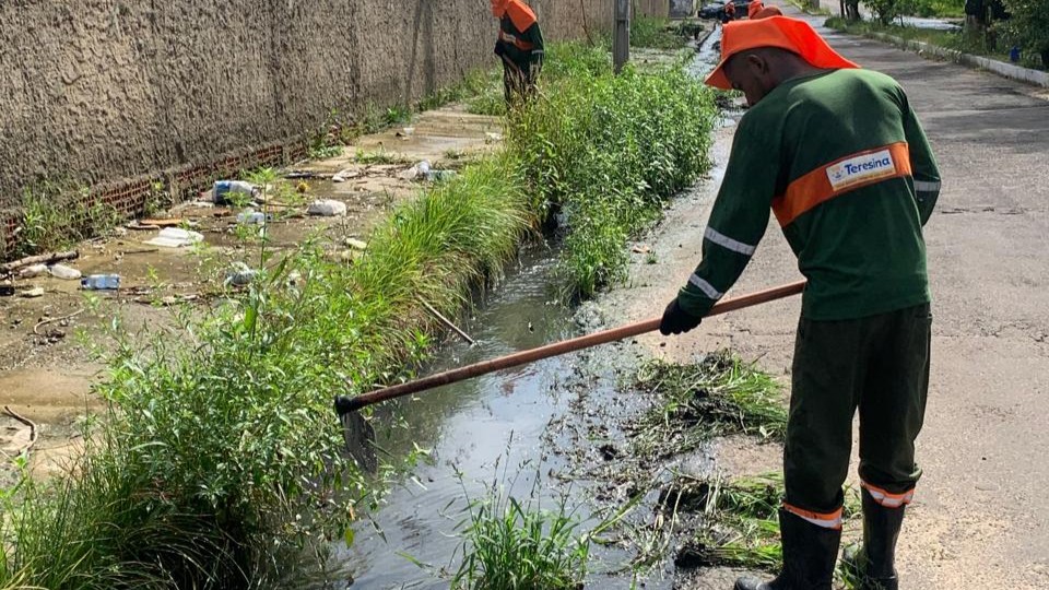 Prefeitura de Teresina realiza ação de limpeza e drenagem na Avenida Elias João Tajra