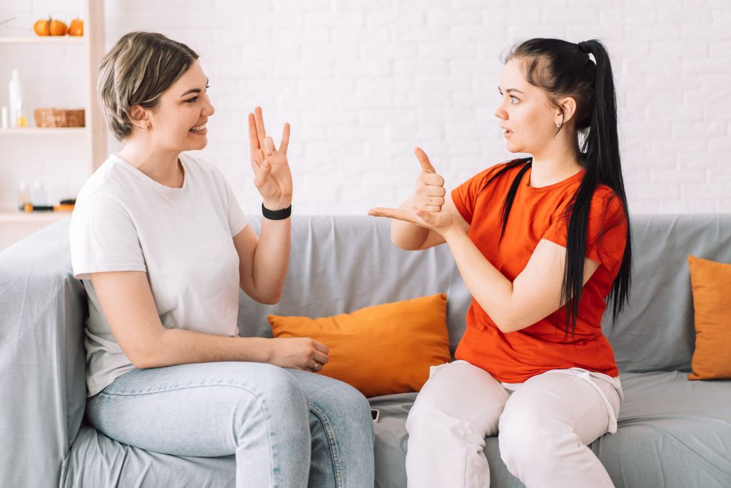 Aprenda Libras no TikTok, veja 5 perfis para seguir