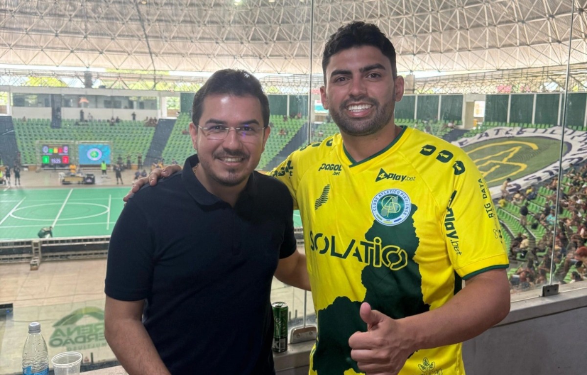 Vereador Draga Alana prestigia jogo do CAP ao lado do vice-prefeito de Santa Cruz