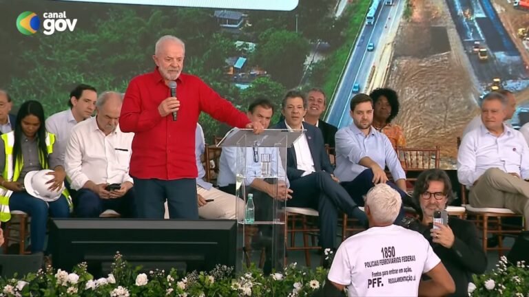 Policial Ferroviário interrompe fala de Lula para cobrar promessa de 2009