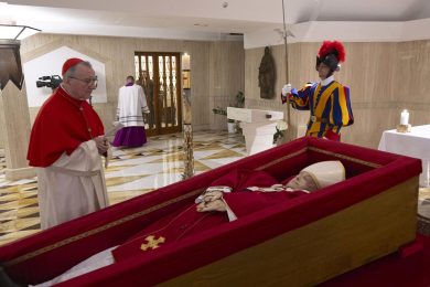 Papa Francisco pediu velório simples em testamento assinado em 2022, veja primeiras imagens