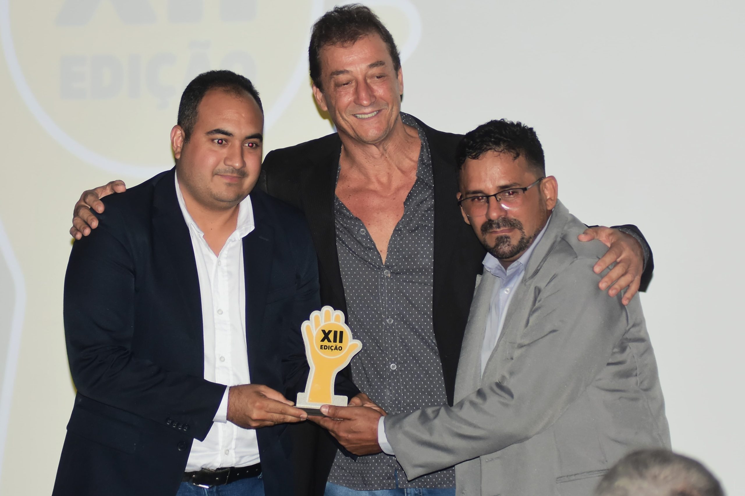 Noite de homenagens: prefeito Silvio Mendes e secretário de Comunicação recebem prêmios por destaque em 2024