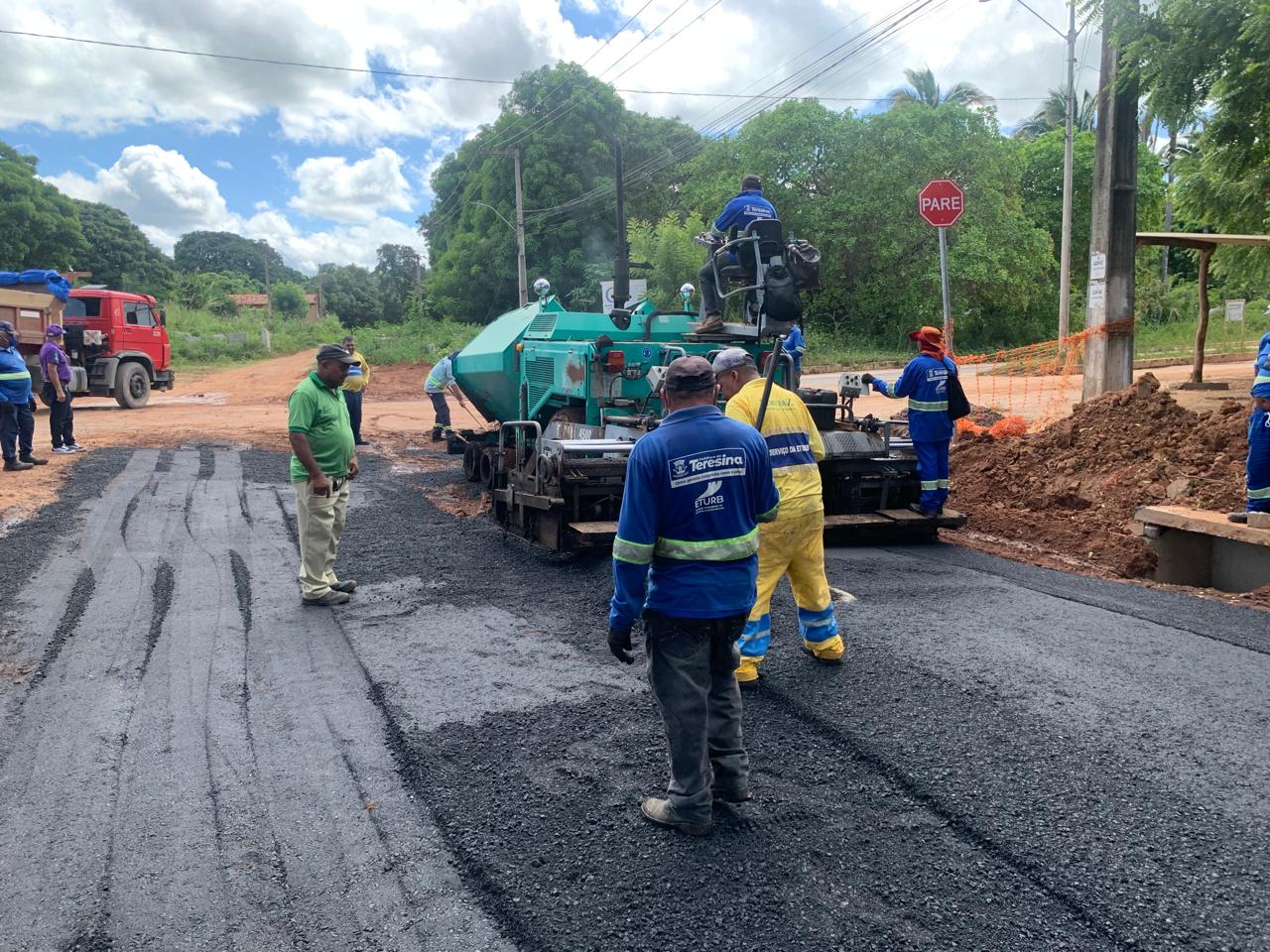 Asfaltamento da Avenida Amadeus Paulo entra na fase final na zona Norte de Teresina
