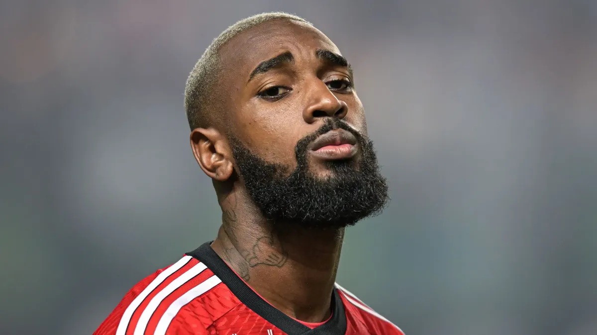 “Traidor”: torcida do Flamengo detona Gerson em embarque para o Mundial