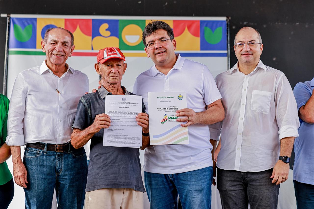 Rafael Fonteles entrega títulos de terra em um dos maiores assentamentos da América Latina, em Batalha