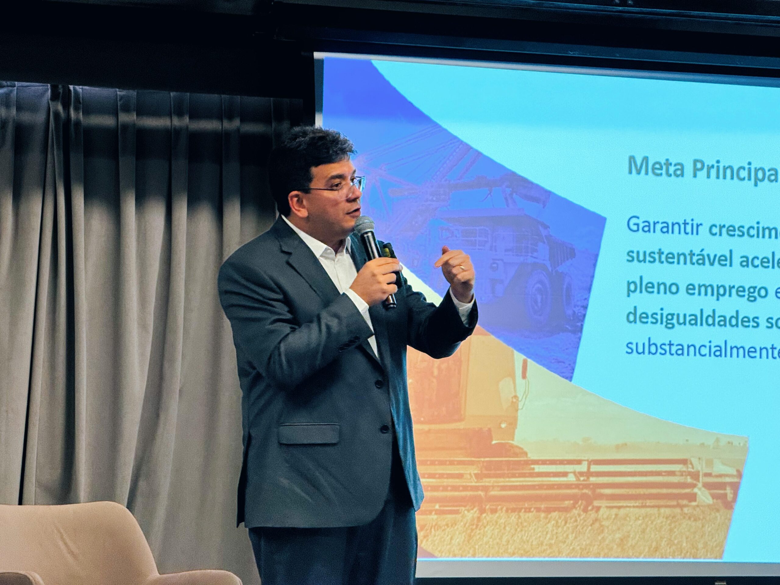 Em palestra para jornalistas e professores, Rafael Fonteles avalia que Piauí colherá frutos de investimentos de longo prazo em 10 anos