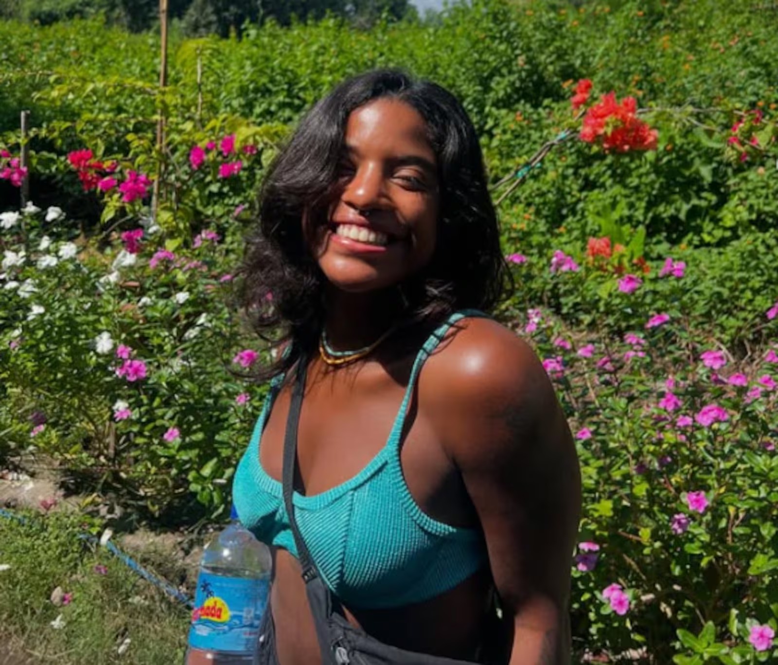 Brasileira que caiu em vulcão na Indonésia é encontrada morta nesta terça (24), diz família