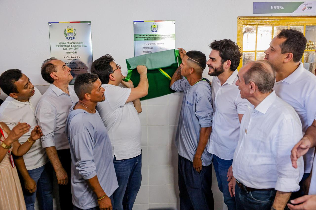 Governador reforma de escola, autoriza melhoria no cais e entrega títulos de imóveis em Floriano