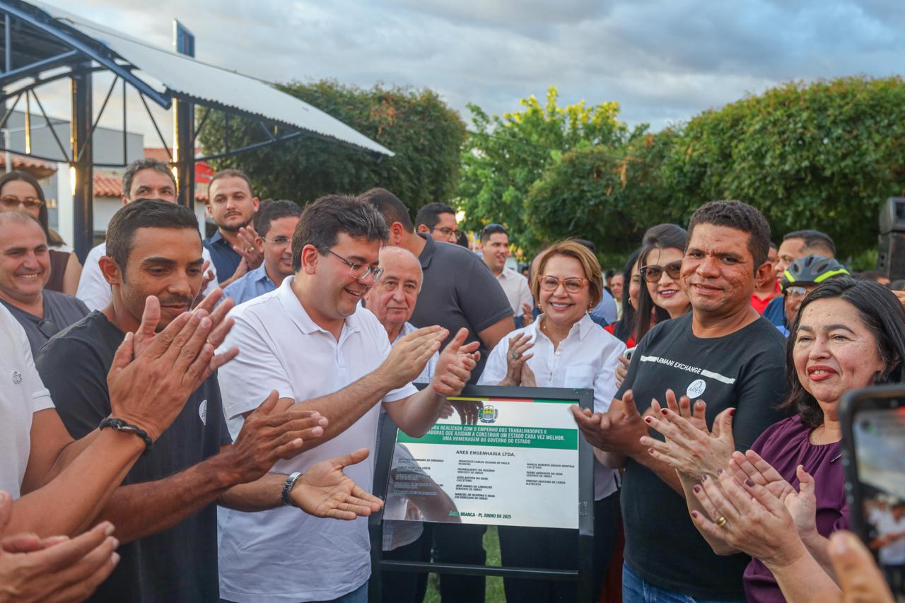 Governador inaugura praças e pavimentação asfáltica em homenagem aos 71 anos de Água Branca