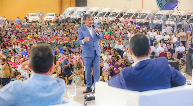 Ministro Wellington Dias entrega vans e confirma recursos para atendimento aos Yanomami