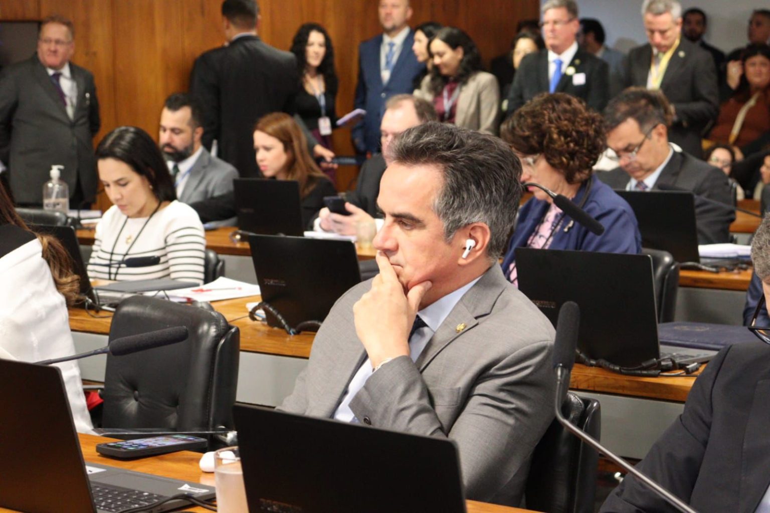 Ciro Nogueira cobra votação do projeto que combate supersalários