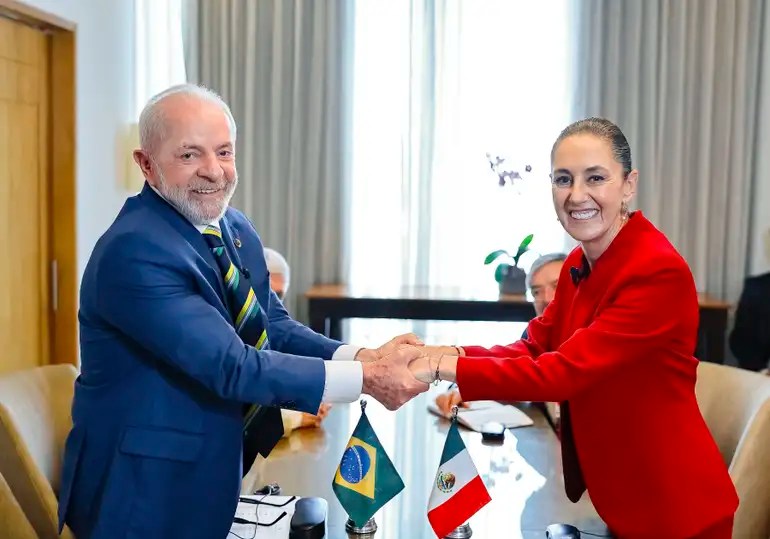 Em meio ao tarifaço de Trump, Lula fala por telefone com a presidente do México