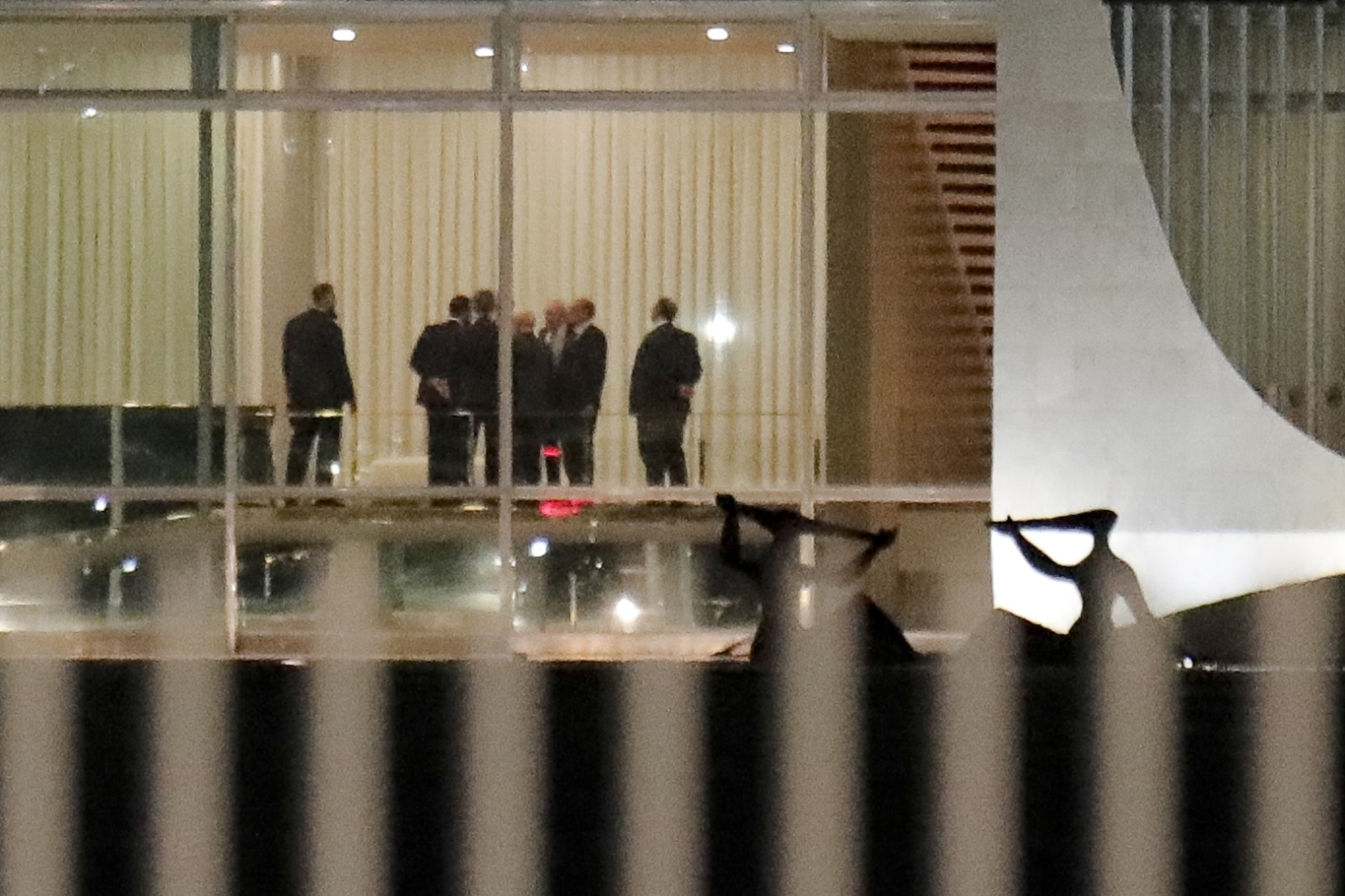 Cinco Ministros faltam em jantar de Lula para apoio a  Alexandre de Moraes