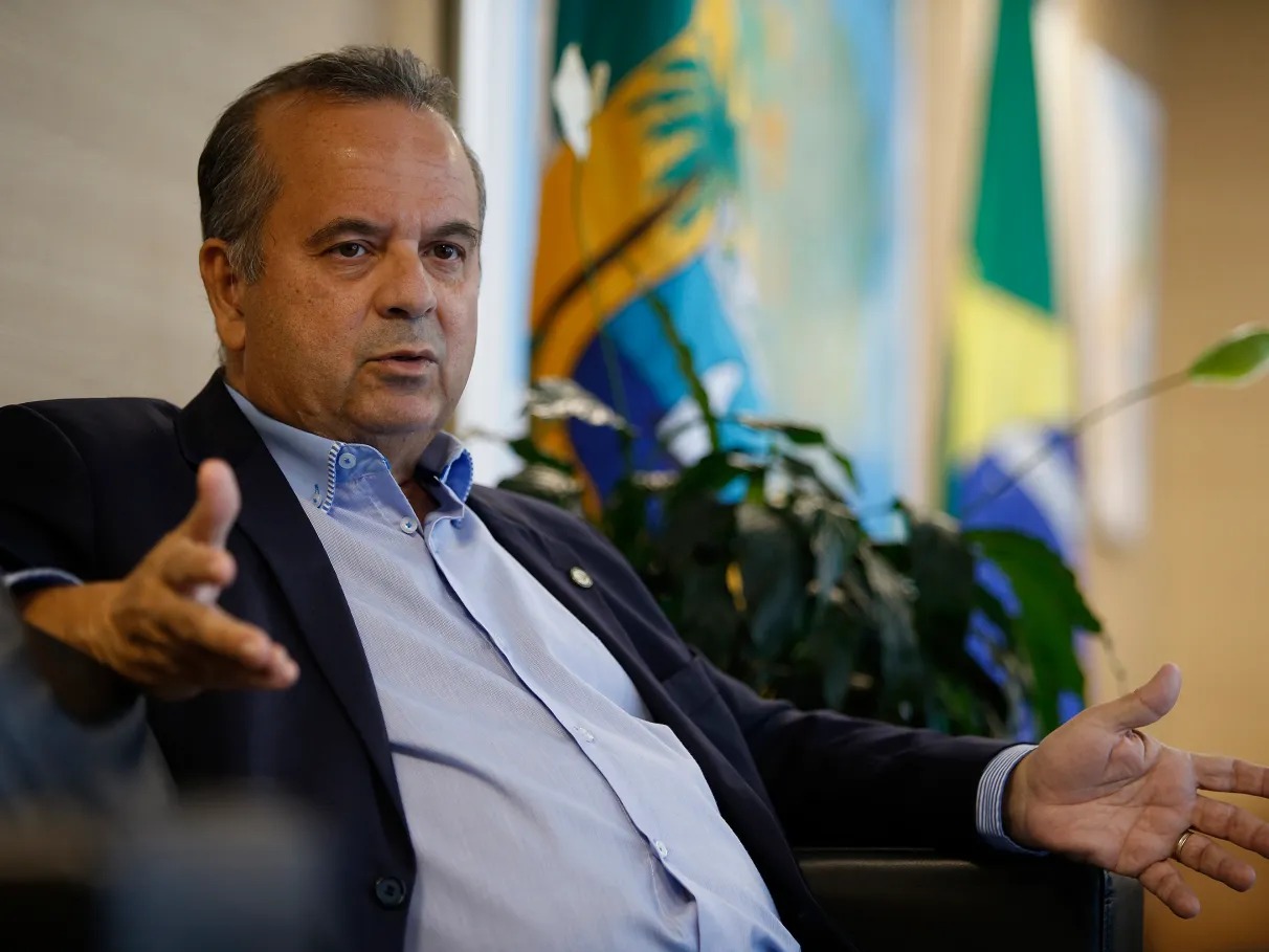 Oposição defende que presidente Lula desça do palanque e negocie com os EUA