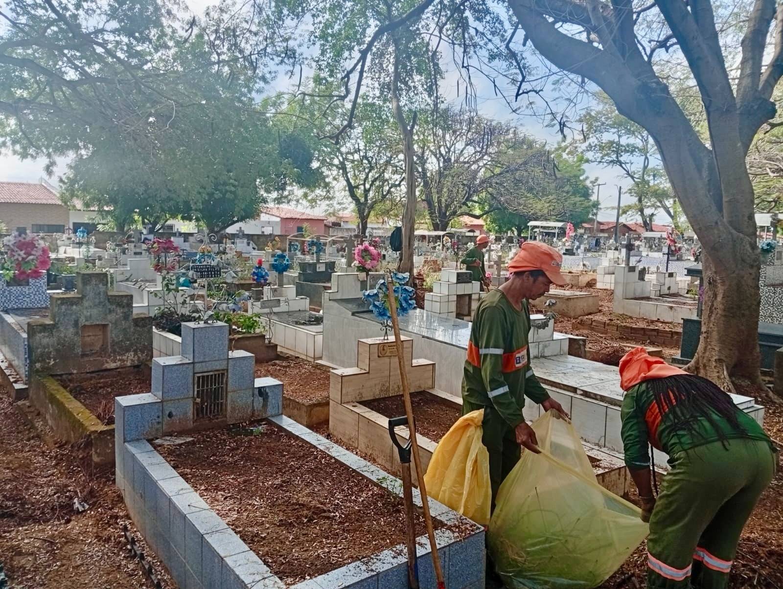 Prefeitura de Teresina realiza mutirão de limpeza no Cemitério do Renascença para o Dia dos Pais