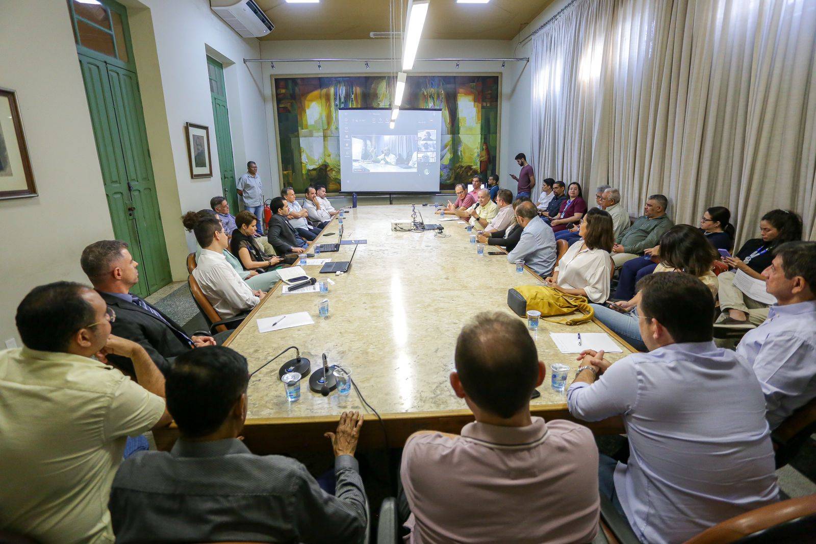 Prefeitura e Ministério de Minas e Energia realizam reunião em busca de soluções para o transporte público da capital