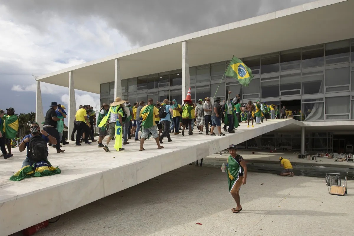 8 DE JANEIRO: Pesquisa Atlas/Bloomberg: 51,2% são contra anistia; 46,9%, a favor